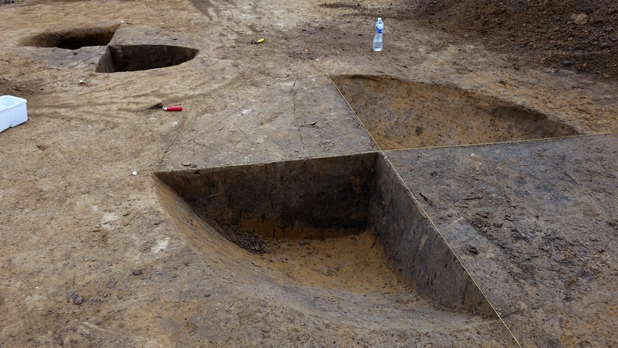 Enregistrement de la fosse détritique F342 par Aurélie Lecomte, archéologue de l’AWaP. Septembre 2021. Blandain/Tournai © Pierre-Emmanuel Lenfant - Archeologia.be