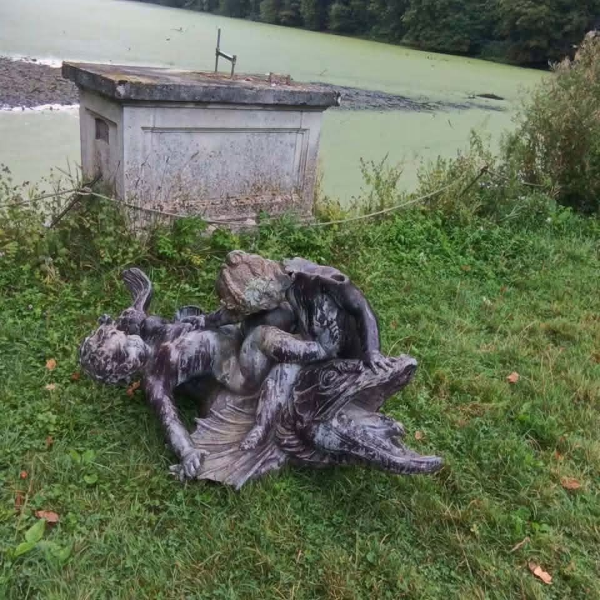 T&eacute;moignage du vandalisme commis sur le site du ch&acirc;teau d'Enghien en Belgique (2026) - D&eacute;gradations imb&eacute;ciles